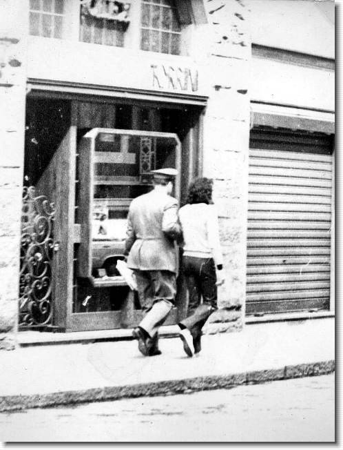 Clicca per scorrere le foto originali ingrandite