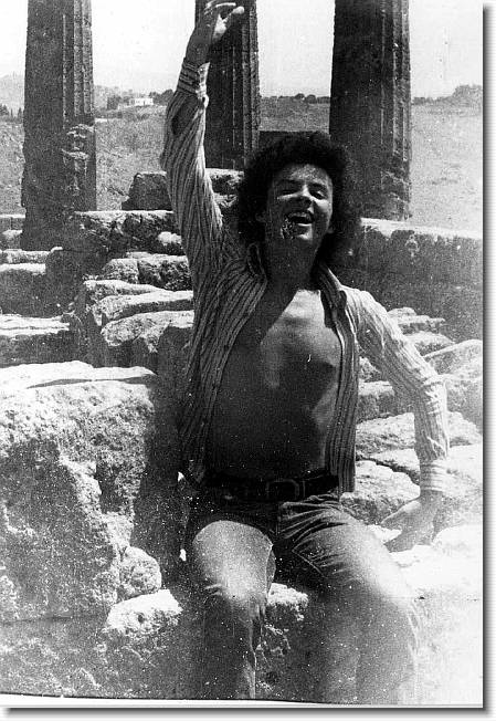 Clicca per scorrere le foto originali ingrandite