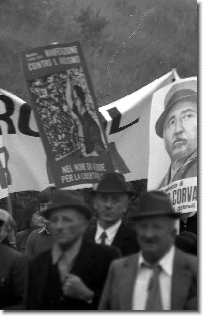 Clicca per scorrere le foto originali ingrandite