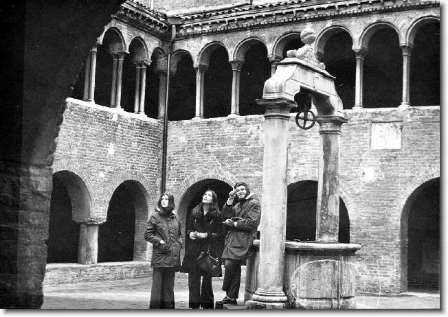 Clicca per scorrere le foto originali ingrandite