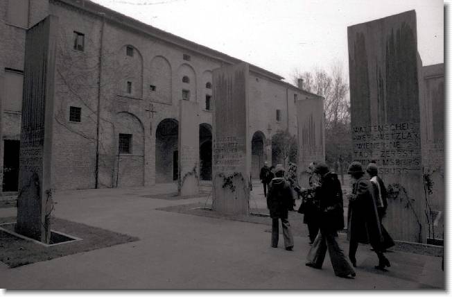 Clicca per scorrere le foto originali ingrandite