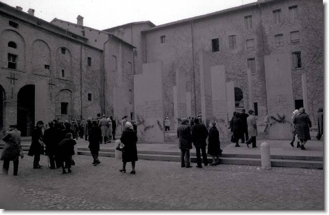 Clicca per scorrere le foto originali ingrandite