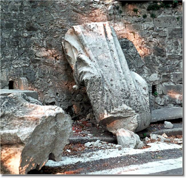 Clicca per scorrere le foto originali ingrandite