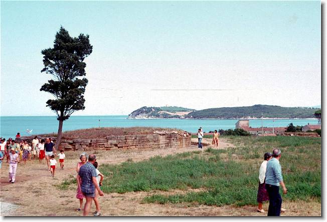 Clicca per scorrere le foto originali ingrandite
