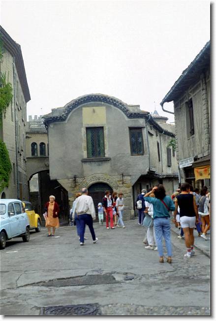 Clicca per scorrere le foto originali ingrandite