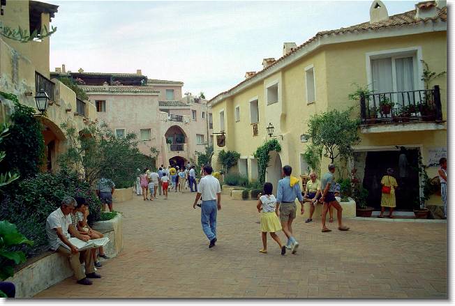 Clicca per scorrere le foto originali ingrandite