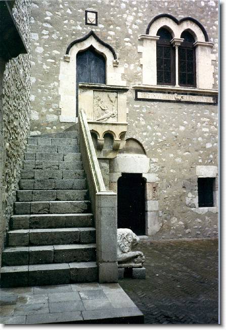 Clicca per scorrere le foto originali ingrandite