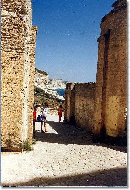 Clicca per scorrere le foto originali ingrandite