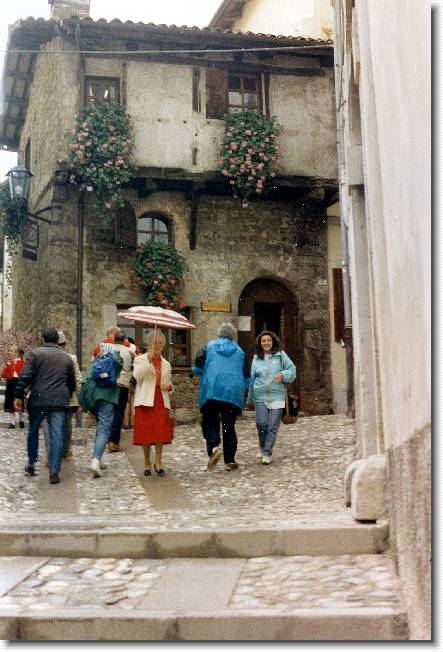 Clicca per scorrere le foto originali ingrandite