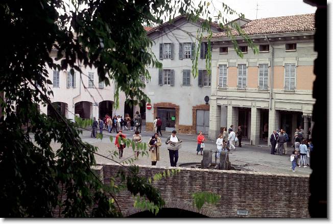 Clicca per scorrere le foto originali ingrandite