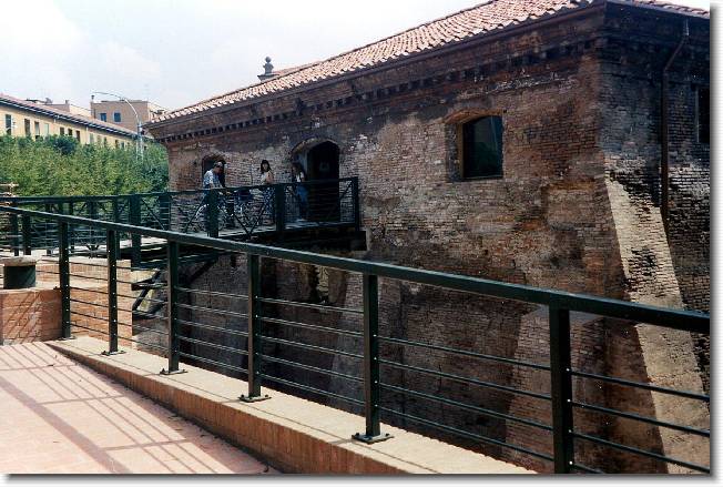 Clicca per scorrere le foto originali ingrandite