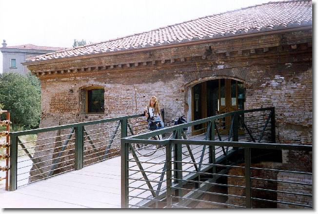 Clicca per scorrere le foto originali ingrandite