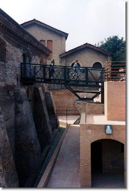 Clicca per scorrere le foto originali ingrandite