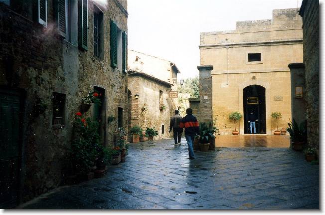 Clicca per scorrere le foto originali ingrandite