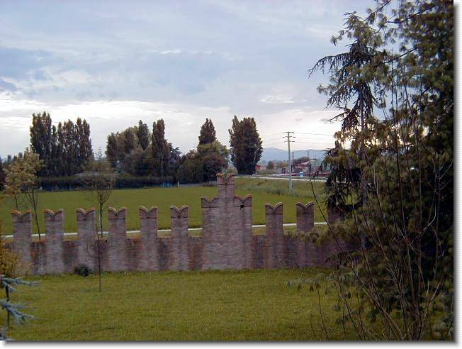 Clicca per scorrere le foto originali ingrandite