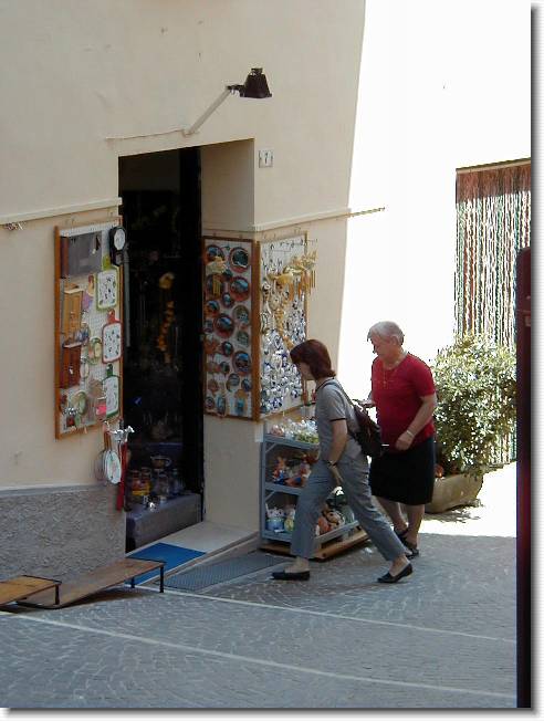 Clicca per scorrere le foto originali ingrandite
