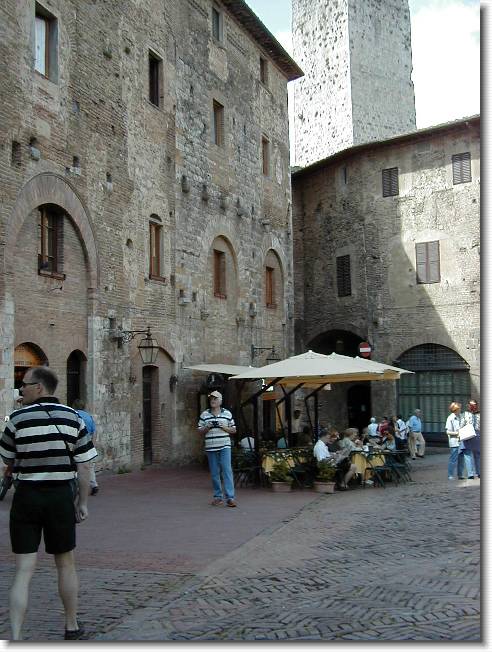 Clicca per scorrere le foto originali ingrandite