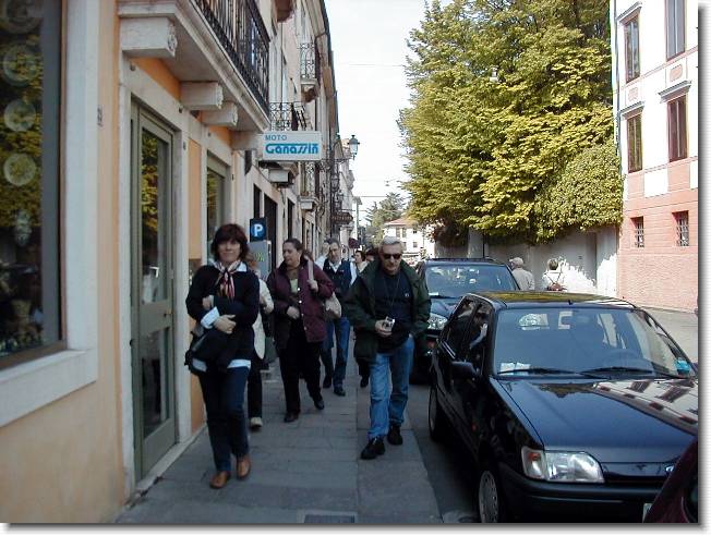 Clicca per scorrere le foto originali ingrandite