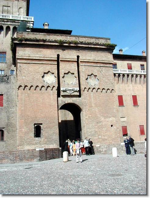 Clicca per scorrere le foto originali ingrandite