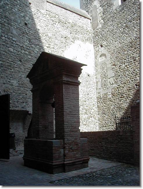 Clicca per scorrere le foto originali ingrandite