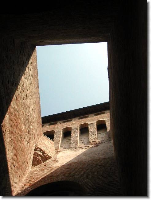 Clicca per scorrere le foto originali ingrandite