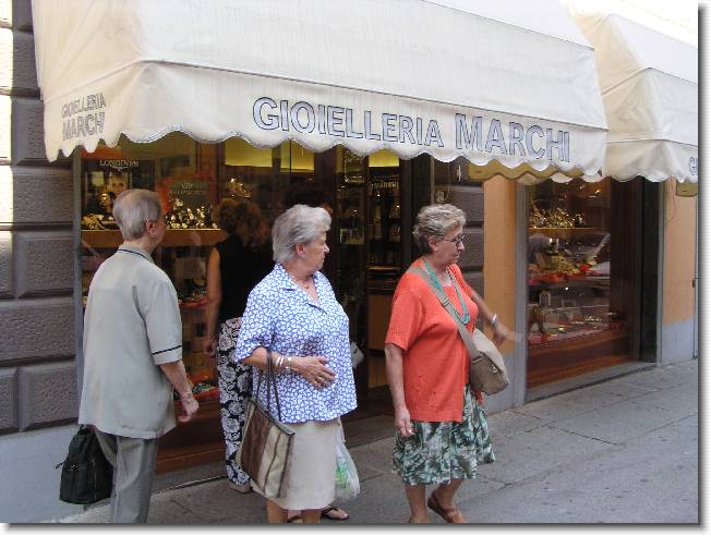 Clicca per scorrere le foto originali ingrandite