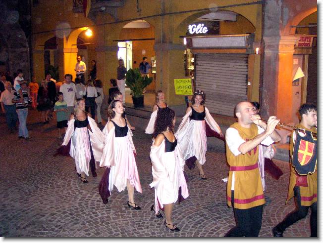 Clicca per scorrere le foto originali ingrandite