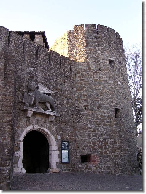 Clicca per scorrere le foto originali ingrandite