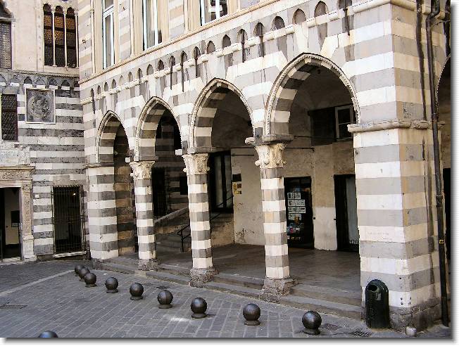 Clicca per scorrere le foto originali ingrandite