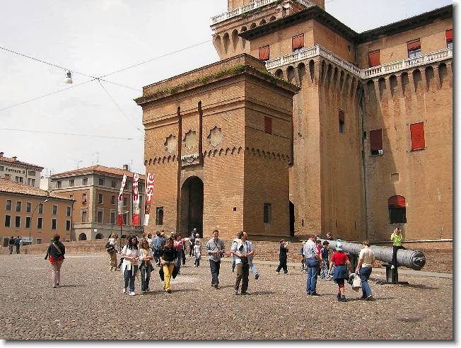 Clicca per scorrere le foto originali ingrandite