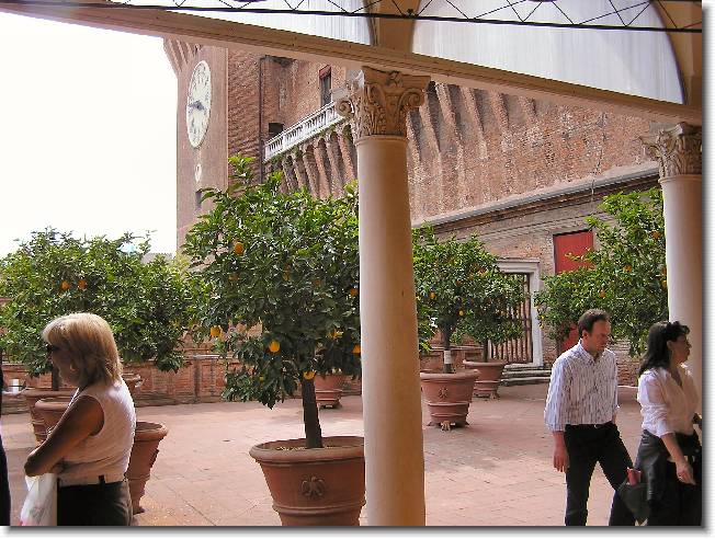 Clicca per scorrere le foto originali ingrandite