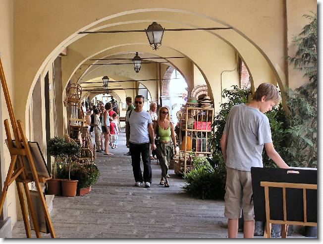 Clicca per scorrere le foto originali ingrandite