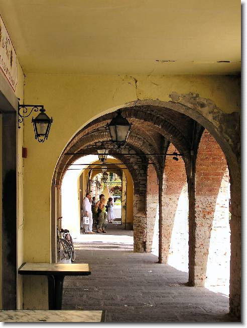 Clicca per scorrere le foto originali ingrandite