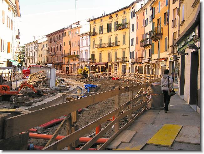 Clicca per scorrere le foto originali ingrandite