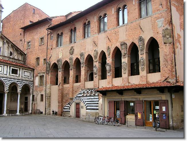 Clicca per scorrere le foto originali ingrandite