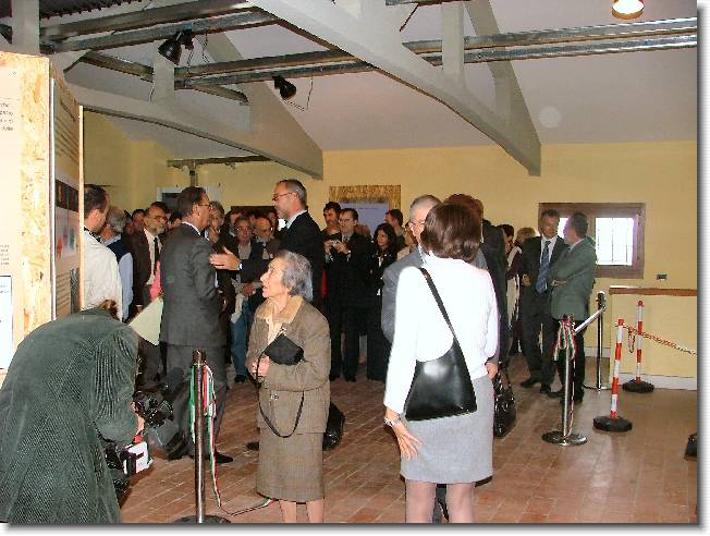 Clicca per scorrere le foto originali ingrandite
