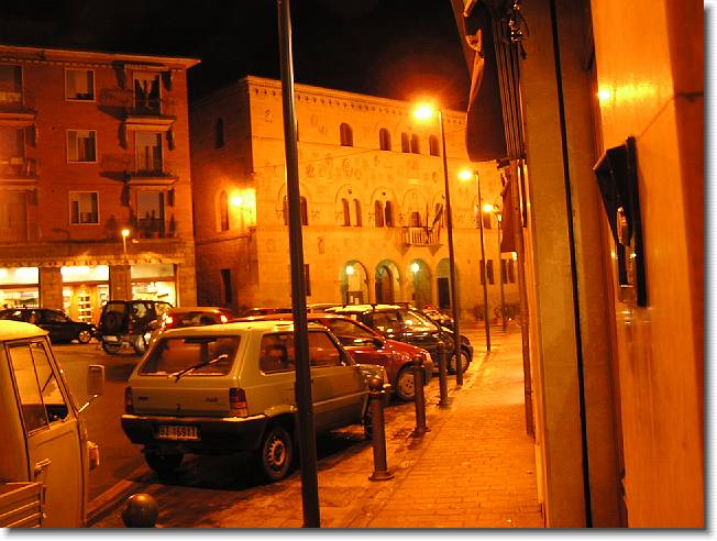 Clicca per scorrere le foto originali ingrandite