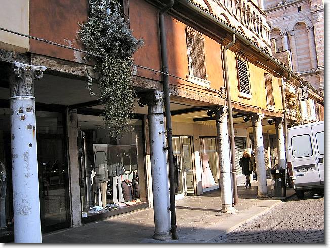 Clicca per scorrere le foto originali ingrandite