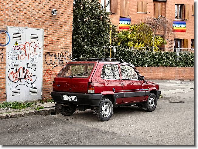 Clicca per scorrere le foto originali ingrandite