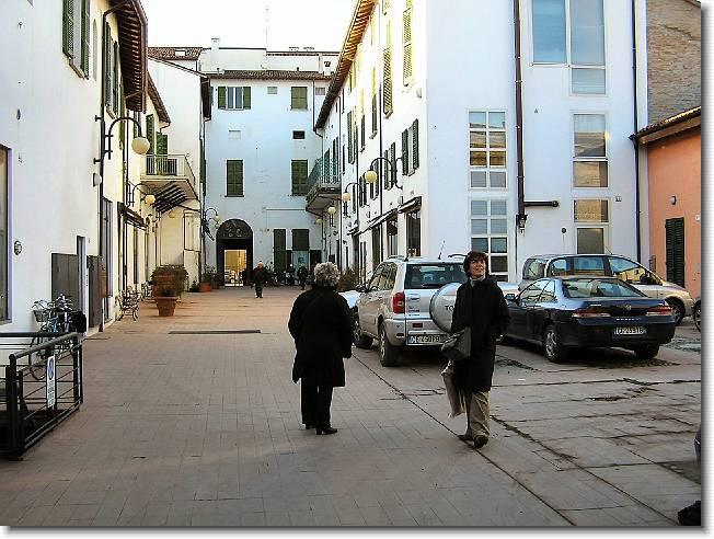 Clicca per scorrere le foto originali ingrandite