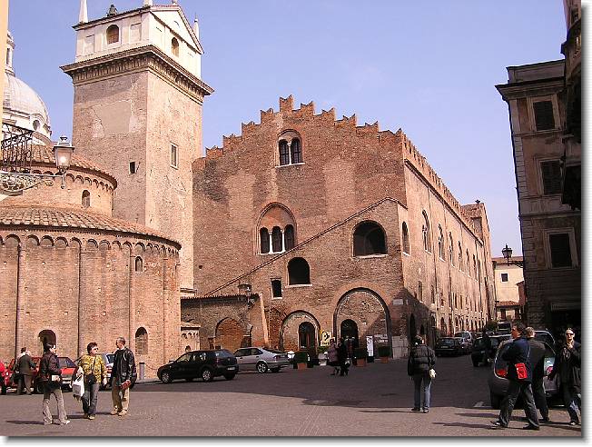 Clicca per scorrere le foto originali ingrandite