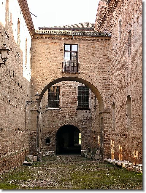 Clicca per scorrere le foto originali ingrandite