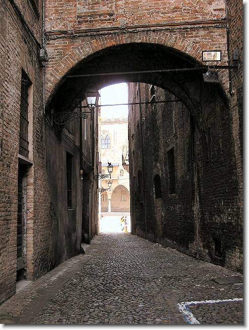 Clicca per scorrere le foto originali ingrandite