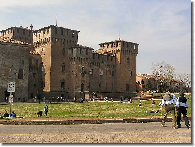 Clicca per scorrere le foto originali ingrandite