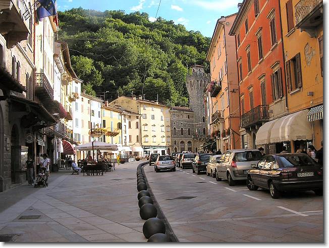 Clicca per scorrere le foto originali ingrandite