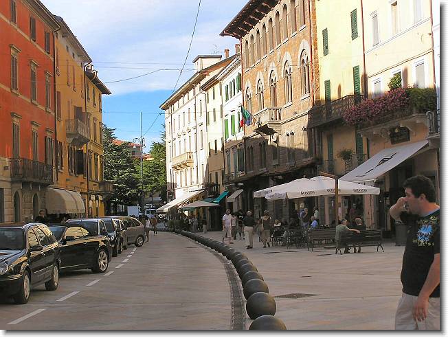 Clicca per scorrere le foto originali ingrandite