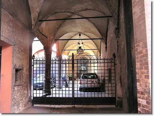 Clicca per scorrere le foto originali ingrandite