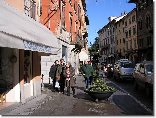Clicca per scorrere le foto originali ingrandite