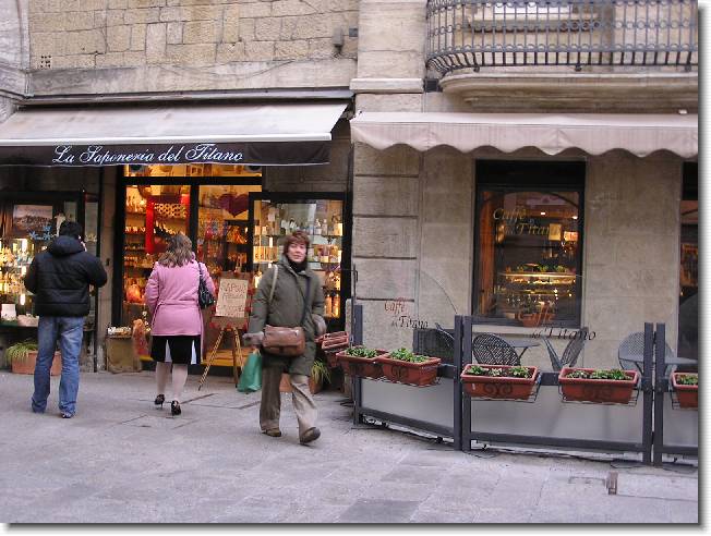 Clicca per scorrere le foto originali ingrandite