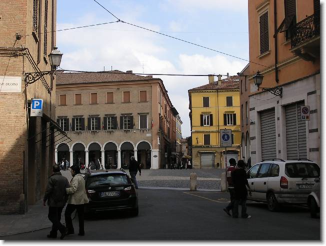 Clicca per scorrere le foto originali ingrandite